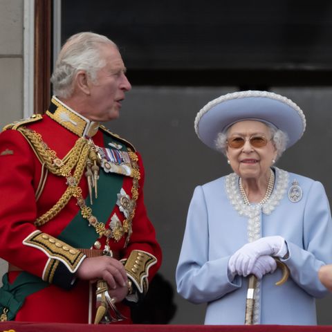 Der damalige Prinz Charles, Elizabeth II., Kate und zwei ihrer Kinder auf dem Balkon des Buckingham Palastes