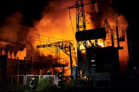 Feuerwehrleute des staatlichen ukrainischen Katastrophenschutzes löschen ein Feuer in Charkiw