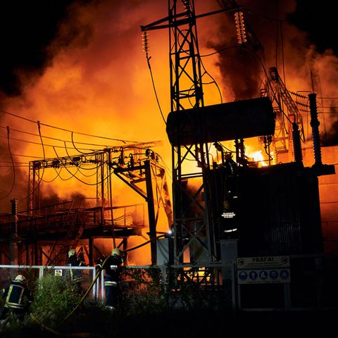 Feuerwehrleute des staatlichen ukrainischen Katastrophenschutzes löschen ein Feuer in Charkiw