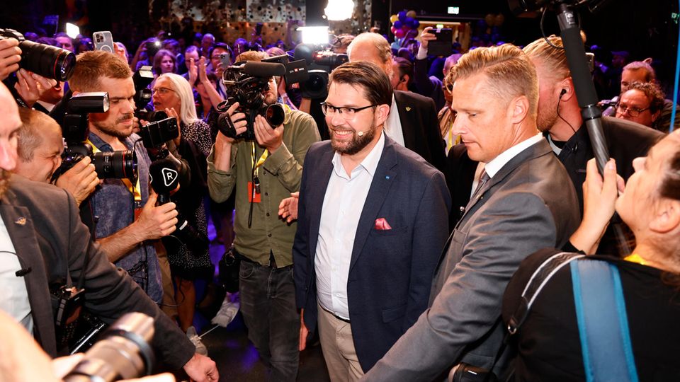 Schweden: Dramatischer Wahlkrimi geht in Verlängerung Jimmie Akesson (M.), der Vorsitzende der Schwedendemokraten