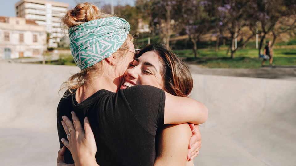Zwei Frauen umarmen sich innig