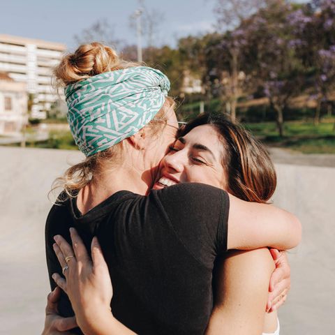 Galentine's Day: Zwei Frauen umarmen sich innig