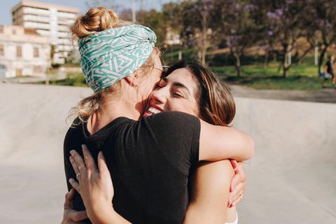 Galentine's Day: Zwei Frauen umarmen sich innig