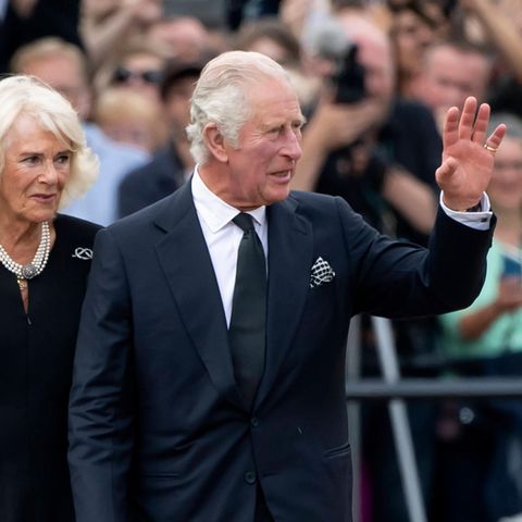 König Charles III. und Camilla bei ihrer Ankunft im Buckingham Palast