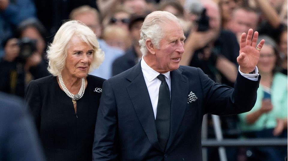 König Charles III. und Camilla bei ihrer Ankunft im Buckingham Palast