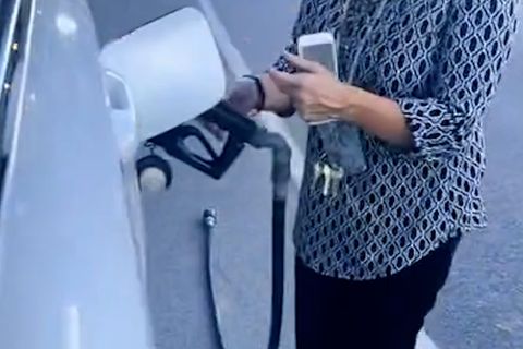 Kurioses Video bei TikTok: Frau vergisst die Zapfpistole im Tank