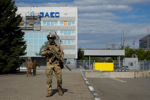 Soldat vor dem AKW Saporischschja