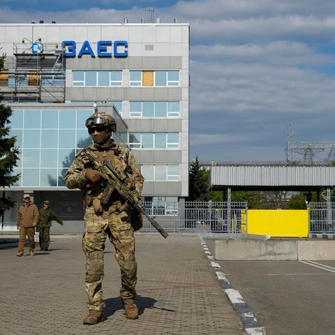 Soldat vor dem AKW Saporischschja