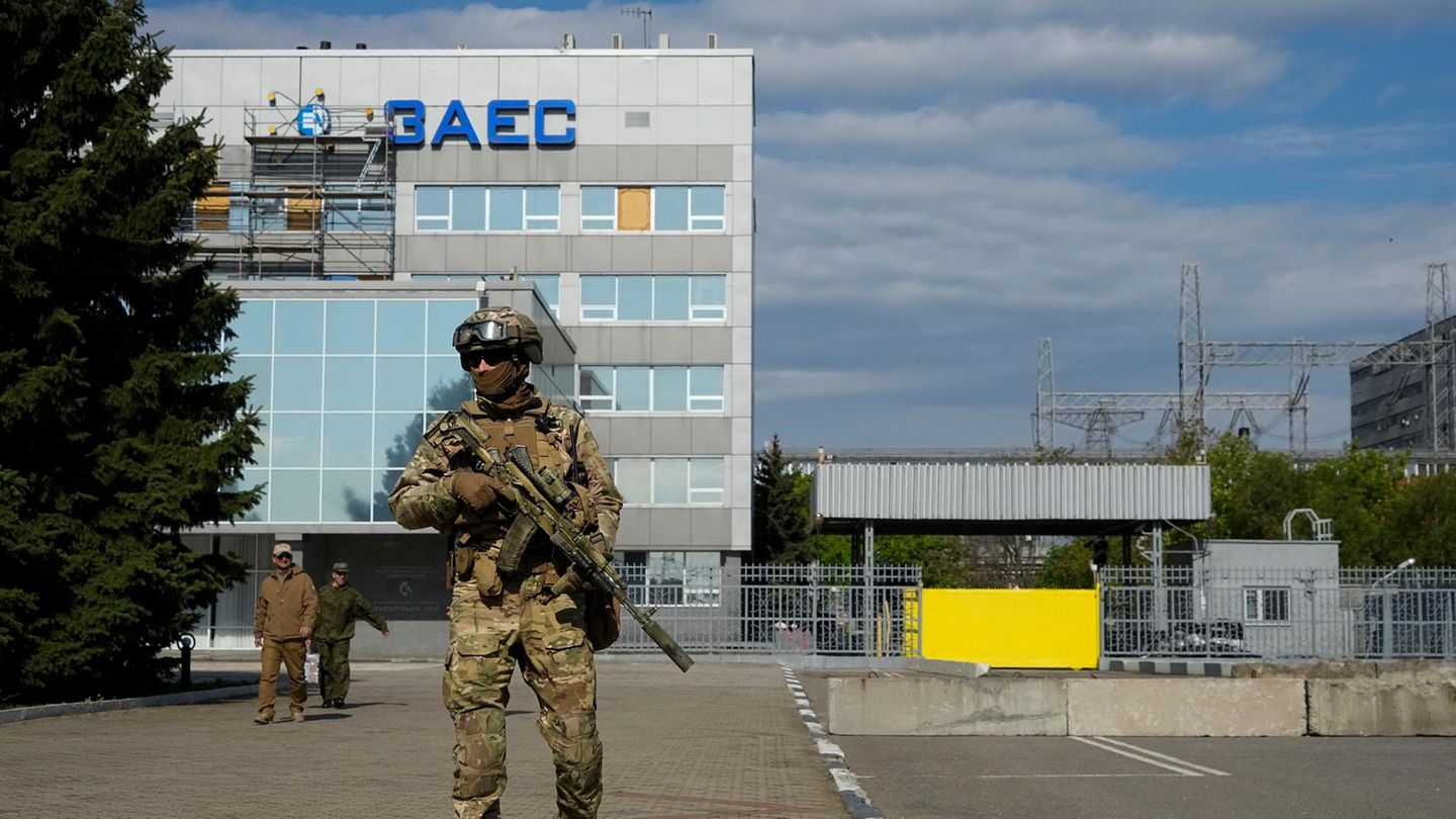 Soldat vor dem AKW Saporischschja