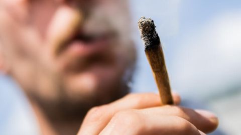 Cannabis-Legalisierung: Ein Mann raucht einen Joint