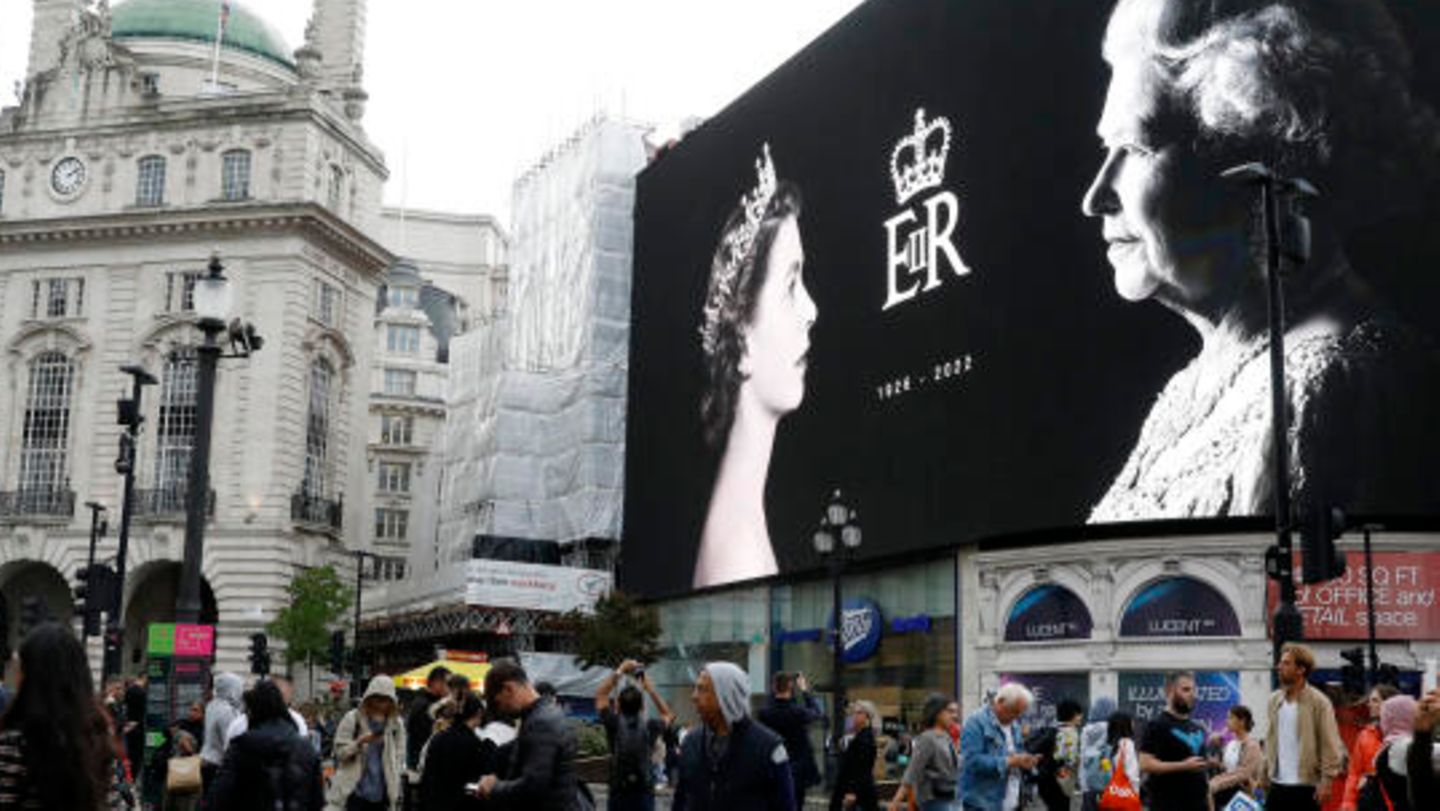 Die Queen prangt am Piccadilly Circus von einem riesigen Billboard.