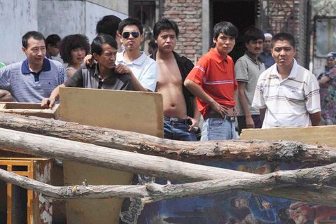 Uiguren in China, die aus Angst vor Attacken eine Barrikade errichtet haben. Berichten zufolge werden Hunderttausende Uiguren gegen ihren Willen in Lagern festgehalten und zu Zwangsarbeit gezwungen. 