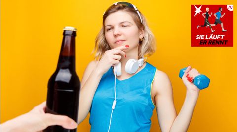 Alkohol und Laufen: Eine Sportlerin schaut auf eine Flasche Bier