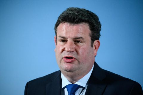Hubertus Heil spricht auf einer Veranstaltung über sein Bürgergeld-Konzept