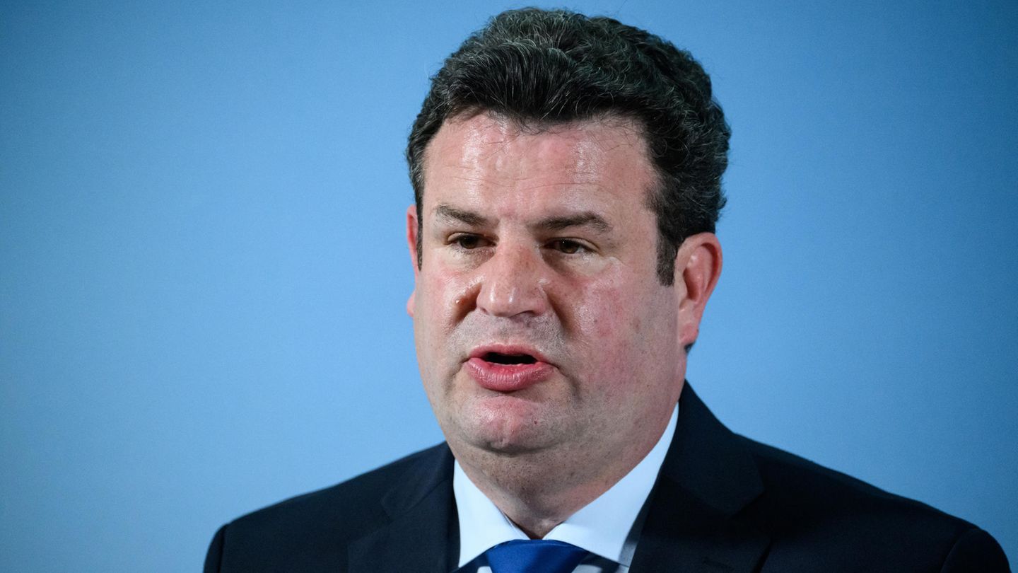 Hubertus Heil spricht auf einer Veranstaltung über sein Bürgergeld-Konzept