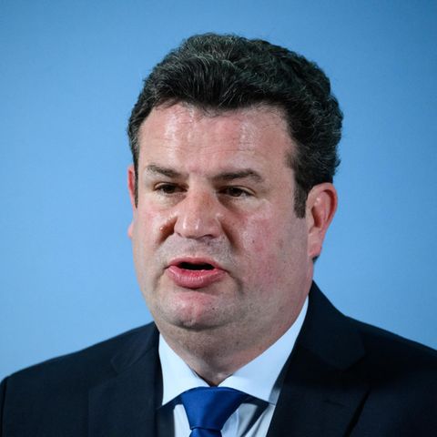 Hubertus Heil spricht auf einer Veranstaltung über sein Bürgergeld-Konzept