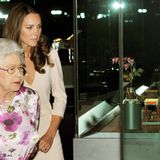 Queen Elizabeth II. und Prinzessin Kate schauen sich Fabergé-Eier an