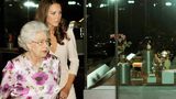 Queen Elizabeth II. und Prinzessin Kate schauen sich Fabergé-Eier an