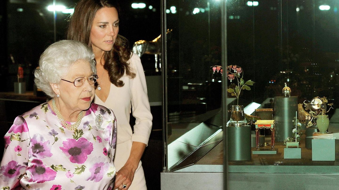 Queen Elizabeth II. und Prinzessin Kate schauen sich Fabergé-Eier an Queen Elizabeth II. und Prinzessin Kate schauen sich Fabergé-Eier an