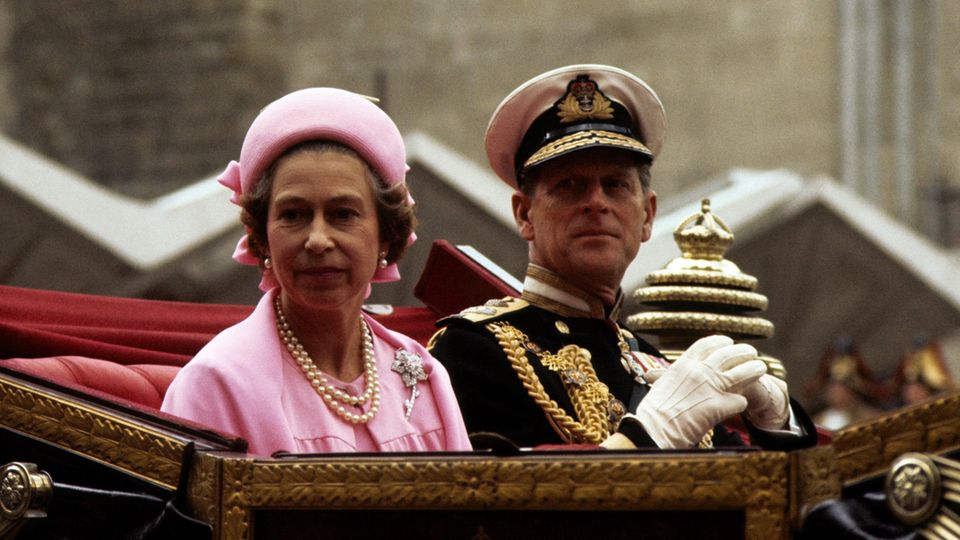 Queen Elizabeth II. und Prinz Philip bei den Feierlichkeiten zum Silberjubiläum der Königin