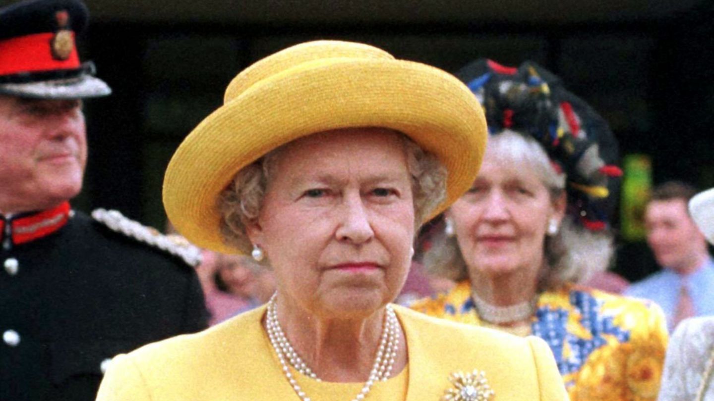 Queen Elizabeth II. in einem gelben Kleid
