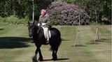 Queen Elizabeth II. auf einem Pferd