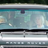 Queen sitzt am Steuer eines Range Rover