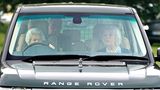 Queen sitzt am Steuer eines Range Rover