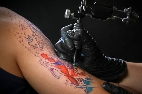 Ein Oberarm wird tätowiert