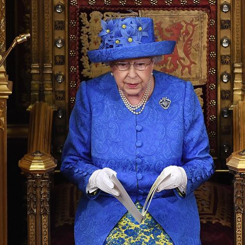Queen Elizabeth II in blau-gelbem Outfit