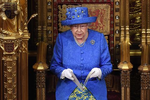 Queen Elizabeth II in blau-gelbem Outfit