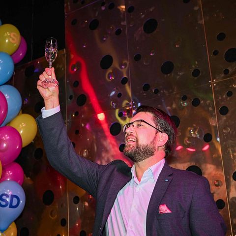Jimmie Åkesson, Parteichef der Schwedendemokraten, hebt bei einer Wahlparty das Glas