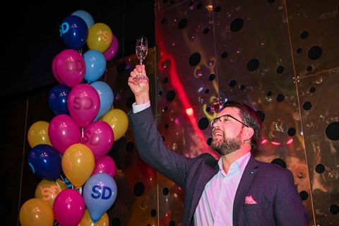 Jimmie Åkesson, Parteichef der Schwedendemokraten, hebt bei einer Wahlparty das Glas