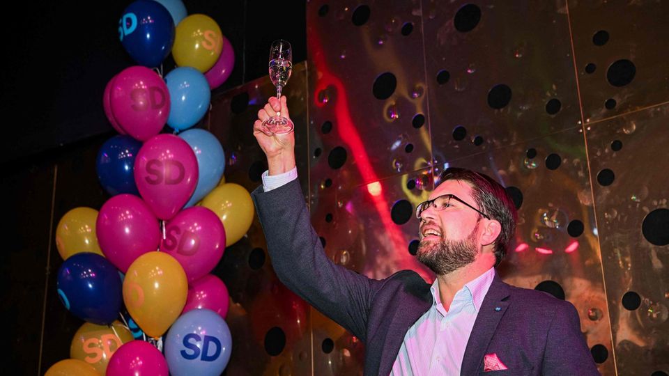Jimmie Åkesson, Parteichef der Schwedendemokraten, hebt bei einer Wahlparty das Glas