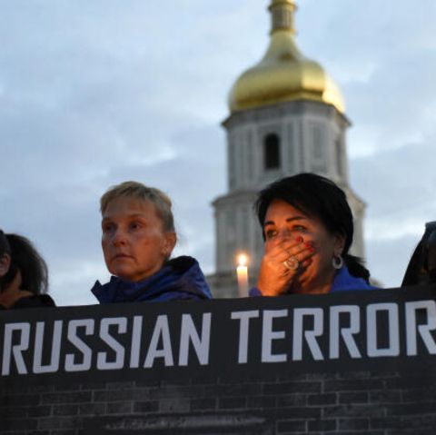 Ukraine: Frauen halten Banner mit der Aufschrift "Stoppt Russlands Terror" hoch