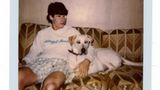 Ein Lesezeichen, dass zwar keinen Hinweis auf das ausgeliehene Werk zulässt, an der Liebe der abgebildeten Person zu dem Hund bleiben jedoch keine Zweifel