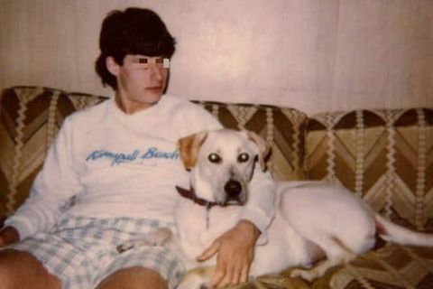 Ein Lesezeichen, dass zwar keinen Hinweis auf das ausgeliehene Werk zulässt, an der Liebe der abgebildeten Person zu dem Hund bleiben jedoch keine Zweifel