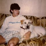 Ein Lesezeichen, dass zwar keinen Hinweis auf das ausgeliehene Werk zulässt, an der Liebe der abgebildeten Person zu dem Hund bleiben jedoch keine Zweifel