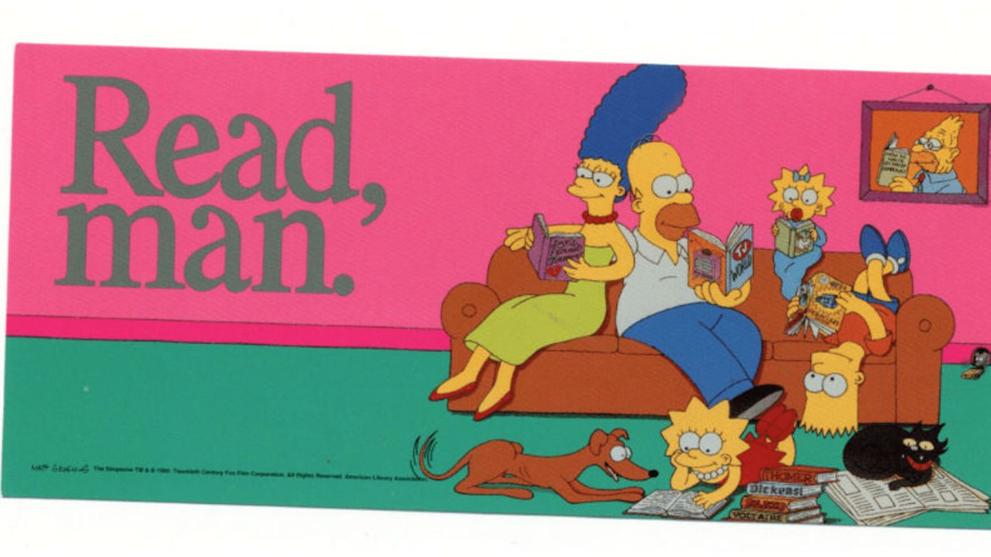 Oakland Public Library: Die Familie Simson – zumindest deren männlichen Familienmitglieder – war und bislang eigentlich nicht als lesefreudig bekannt. Dennoch rät sie dazu ("read, man"), auch wenn Homer hier zu "TV World" greift und signalisiert, dass ihm Fernsehen doch vertrauter als Bücher ist. Die Familie Simson – zumindest deren männlichen Familienmitglieder – war und bislang eigentlich nicht als lesefreudig bekannt. Dennoch rät sie dazu ("read, man"), auch wenn Homer hier zu "TV World" greift und signalisiert, dass ihm Fernsehen doch vertrauter als Bücher ist.