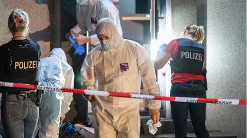 Polizisten sichern Spuren an einer Bar in Offenbach am Main