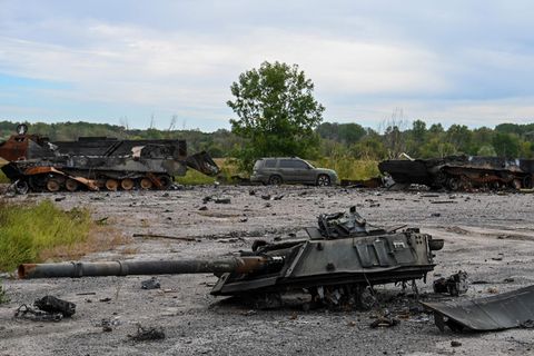 Überreste eine zerstörten Panzers bei Balakliia in der Region Charkiw im Osten der Ukraine