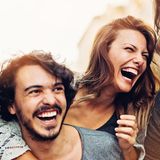 Freunde lachen zusammen