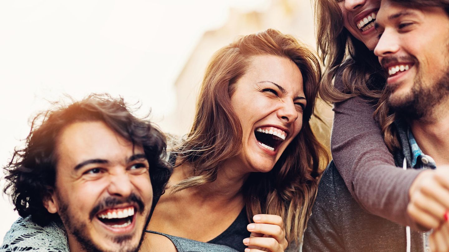 Freunde lachen zusammen Freunde lachen zusammen