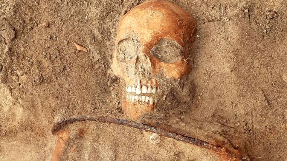 Als Vampir mit Sichel begraben: Archäologen finden Skelett bei Ausgrabung