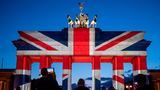 Das Brandenburger Tor wird anlässlich des Ablebens von Königin Elizabeth II. in den Farben des Union Jack angeleuchtet