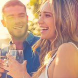 Ein Mann und eine Frau lachen gemeinsam.