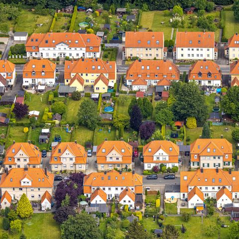 Einfamilienhaus an Einfamilienhaus in einem Vorort