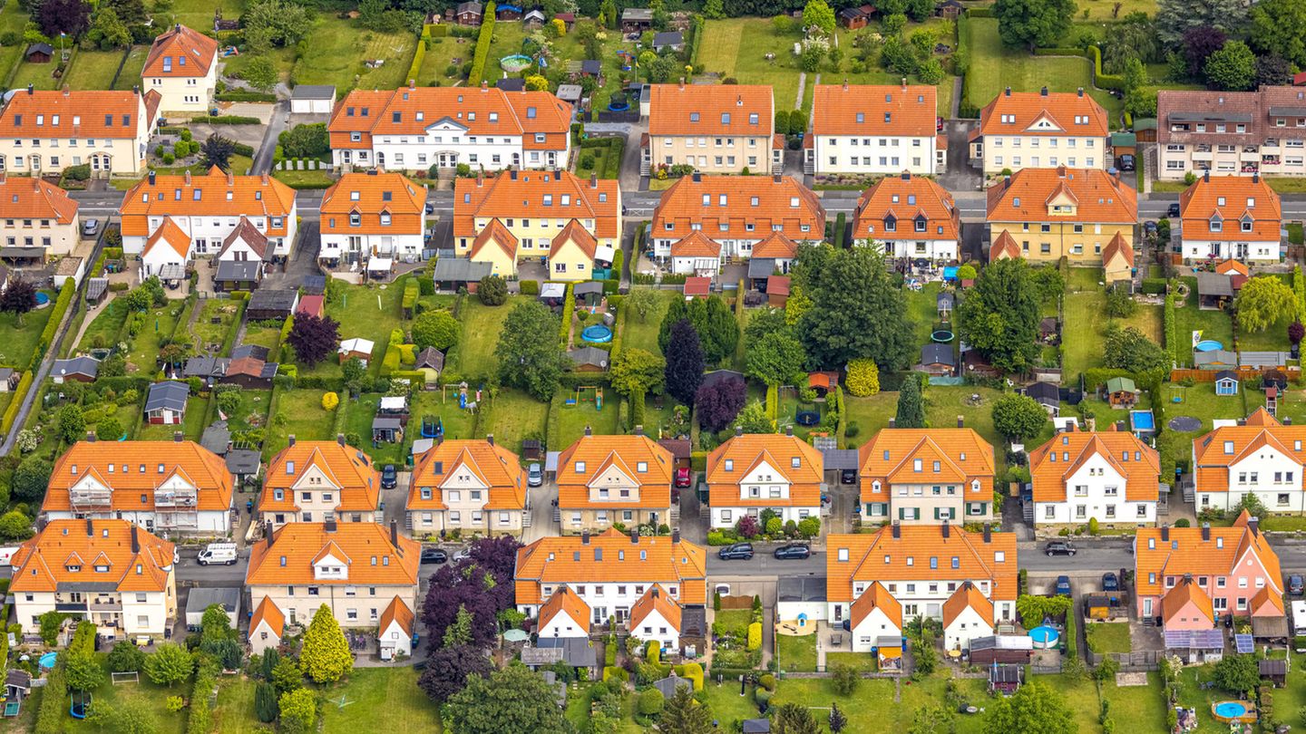 Einfamilienhaus an Einfamilienhaus in einem Vorort