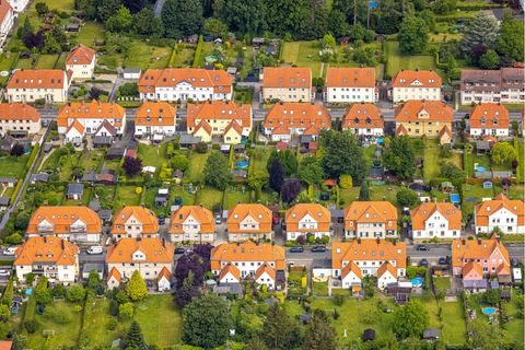 Einfamilienhaus an Einfamilienhaus in einem Vorort