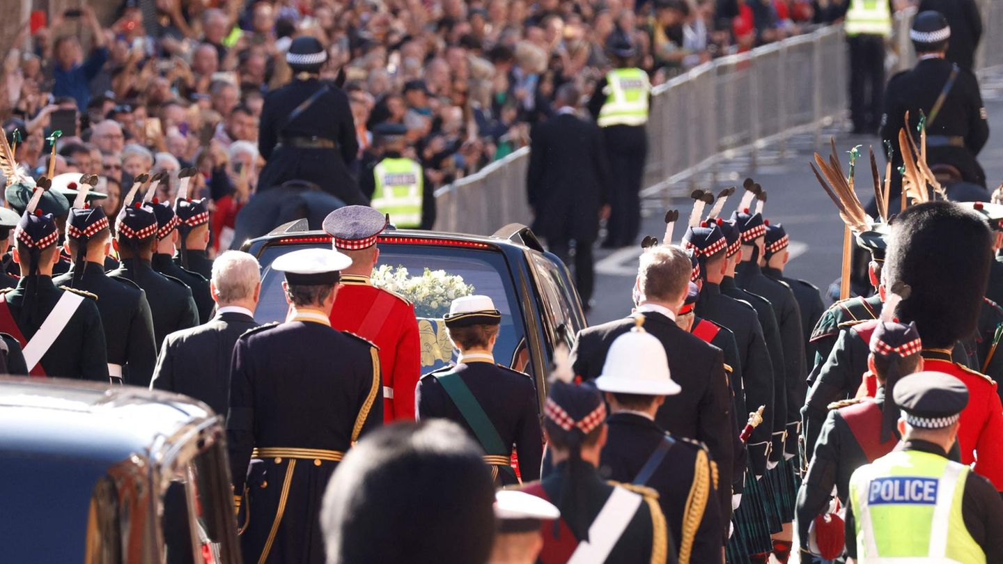 Prinz Andrew (links), Prinzessin Anne und König Charles III. schreiten hinter dem Auto mit dem Sarg ihrer Mutter her.